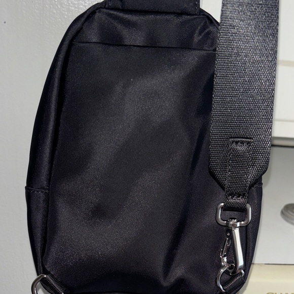 Lululemon everywhere sling Black Crossbody Bag NWT - Picture 7 of 10